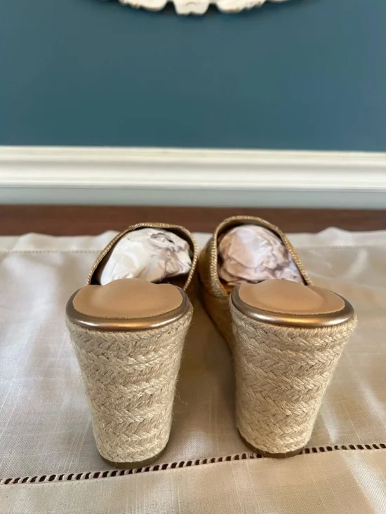 NEW Women’s Metallic Gold Woven Wedge Slide Sandals - Picture 6 of 6